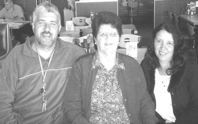 Maureen Voigt met Colin en Natasha Halgryn